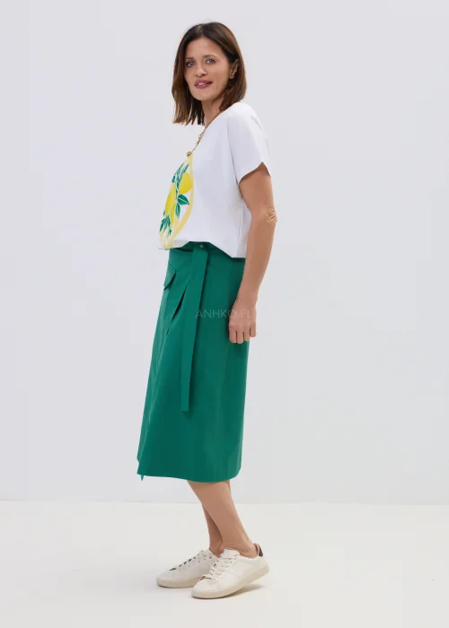 Zielona spódnica midi kopertowa z wysokim stanem i dużą naszywaną kieszenią, elegancki fason w minimalistycznej stylizacji.