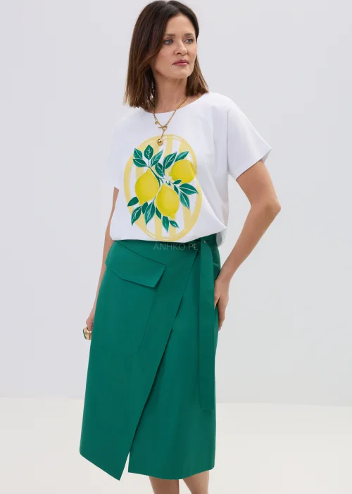Biała koszulka z krótkim rękawem z nadrukiem cytryn i liści w stylu ilustracyjnym, zestawiona z zieloną spódnicą kopertową.
