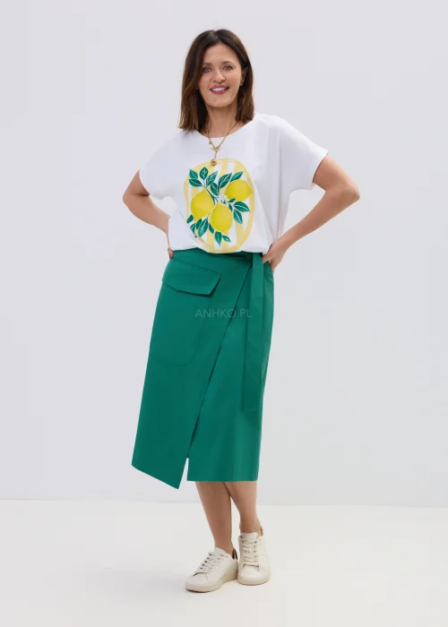 Biała koszulka z krótkim rękawem z nadrukiem cytryn i liści w stylu ilustracyjnym, zestawiona z zieloną spódnicą kopertową.
