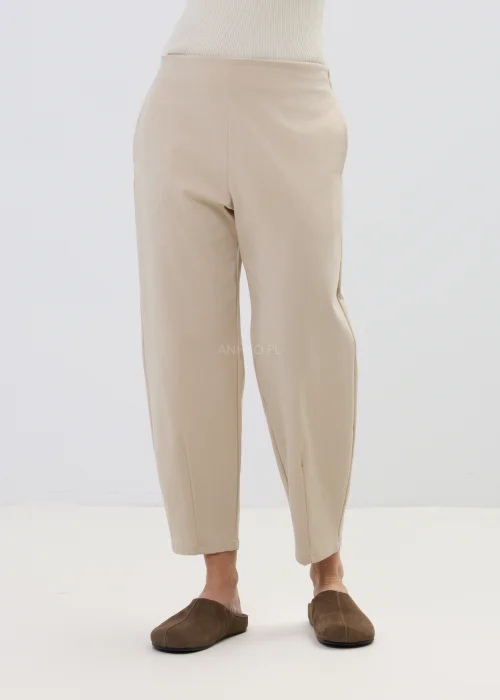 Beżowe spodnie damskie o prostym, lekko zwężanym kroju z wysokim stanem, minimalistyczny fason w elegancko-casualowej stylizacji.