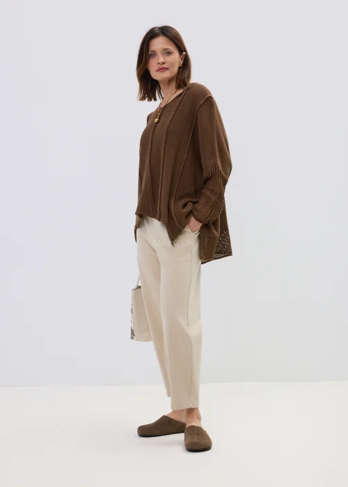 Beżowe spodnie damskie o prostym, lekko zwężanym kroju z wysokim stanem, minimalistyczny fason w elegancko-casualowej stylizacji.