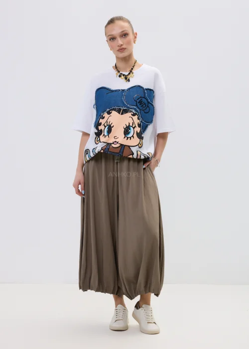 Biała bluzka oversize z dużą aplikacją dziewczynki w stylu cartoon z jeansową kokardą i zdobieniami, stylizowana ze spódnicą w casualowym looku.