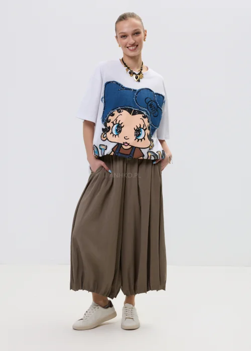 Biała bluzka oversize z dużą aplikacją dziewczynki w stylu cartoon z jeansową kokardą i zdobieniami, stylizowana ze spódnicą w casualowym looku.