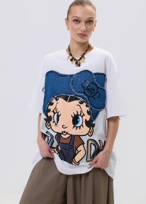 Biała bluzka oversize z dużą aplikacją dziewczynki w stylu cartoon z jeansową kokardą i zdobieniami, stylizowana ze spódnicą w casualowym looku.