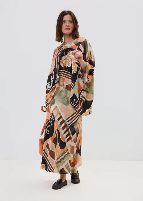 Długa spódnica damska w geometryczno-artystyczny wzór w odcieniach brązu, beżu i czerni, o swobodnym, lejącym kroju.