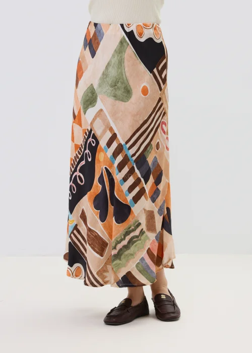 Długa spódnica damska w geometryczno-artystyczny wzór w odcieniach brązu, beżu i czerni, o swobodnym, lejącym kroju.