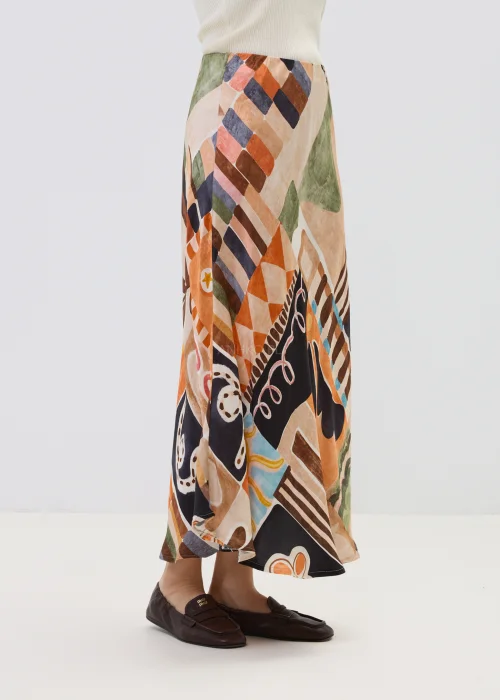 Długa spódnica damska w geometryczno-artystyczny wzór w odcieniach brązu, beżu i czerni, o swobodnym, lejącym kroju.