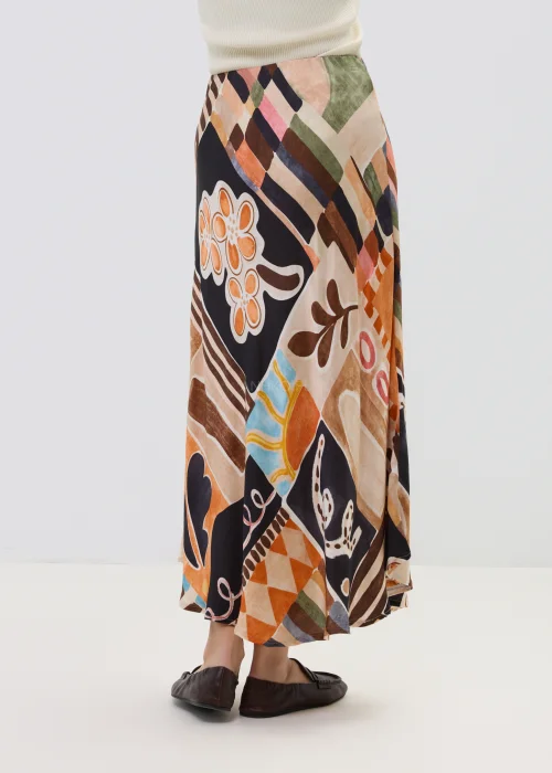 Długa spódnica damska w geometryczno-artystyczny wzór w odcieniach brązu, beżu i czerni, o swobodnym, lejącym kroju.