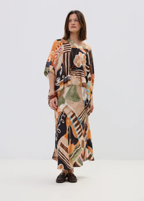 Wzorzysta bluzka oversize w geometryczny print w odcieniach beżu, czerni i pomarańczu, z luźnym rękawem, stylizowana w komplecie ze spódnicą w artystycznym looku.