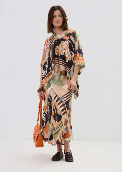 Wzorzysta bluzka oversize w geometryczny print w odcieniach beżu, czerni i pomarańczu, z luźnym rękawem, stylizowana w komplecie ze spódnicą w artystycznym looku.