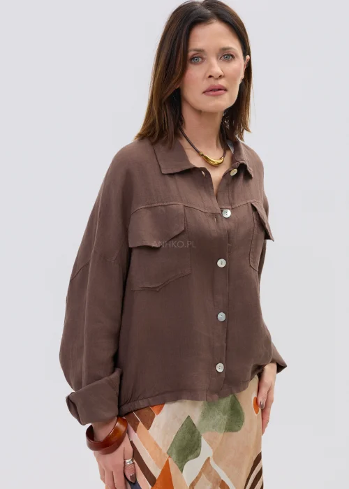 Brązowa lniana koszula oversize z kieszeniami na piersi i guzikami, lekka i naturalna, stylizowana z wzorzystą spódnicą w casualowym looku.