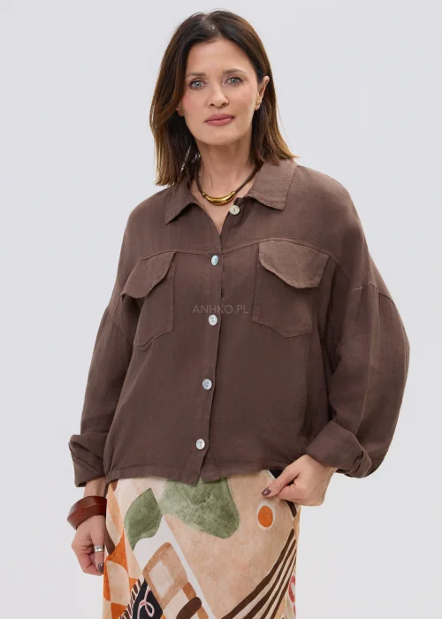 Brązowa lniana koszula oversize z kieszeniami na piersi i guzikami, lekka i naturalna, stylizowana z wzorzystą spódnicą w casualowym looku.