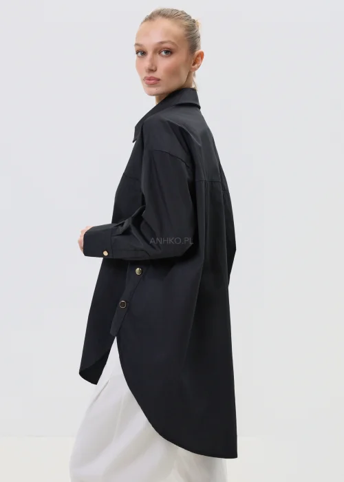 Czarna koszula damska oversize z klasycznym kołnierzem i zapięciem na guziki, minimalistyczny fason z kieszenią na piersi w elegancko-casualowej stylizacji.