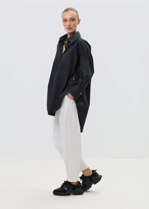 Czarna koszula damska oversize z klasycznym kołnierzem i zapięciem na guziki, minimalistyczny fason z kieszenią na piersi w elegancko-casualowej stylizacji.