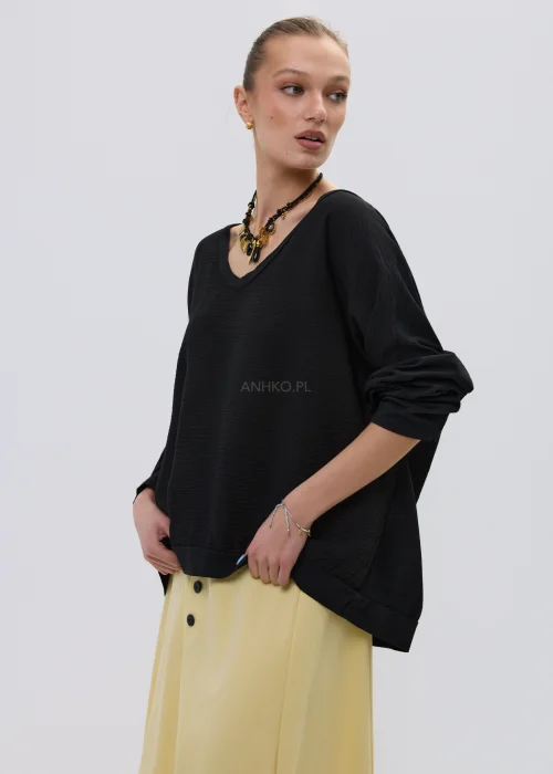 Czarna bluzka damska oversize z dekoltem V i długim rękawem, lekki materiał o subtelnej strukturze w elegancko-casualowej stylizacji.