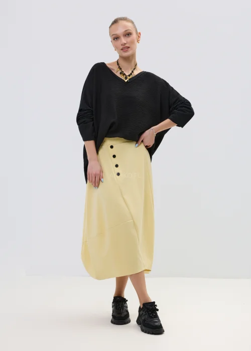 Czarna bluzka damska oversize z dekoltem V i długim rękawem, lekki materiał o subtelnej strukturze w elegancko-casualowej stylizacji.