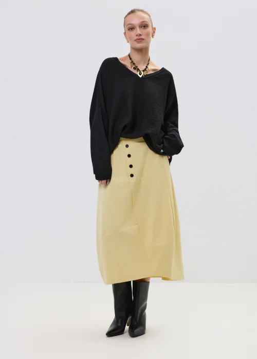 Czarna bluzka damska oversize z dekoltem V i długim rękawem, lekki materiał o subtelnej strukturze w elegancko-casualowej stylizacji.