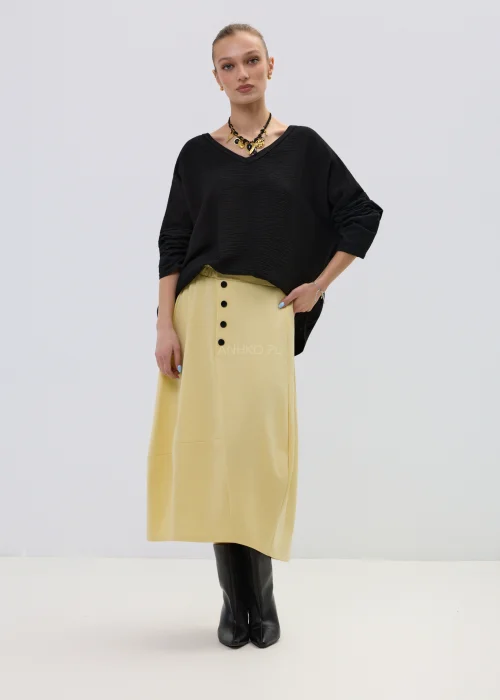 Czarna bluzka damska oversize z dekoltem V i długim rękawem, lekki materiał o subtelnej strukturze w elegancko-casualowej stylizacji.