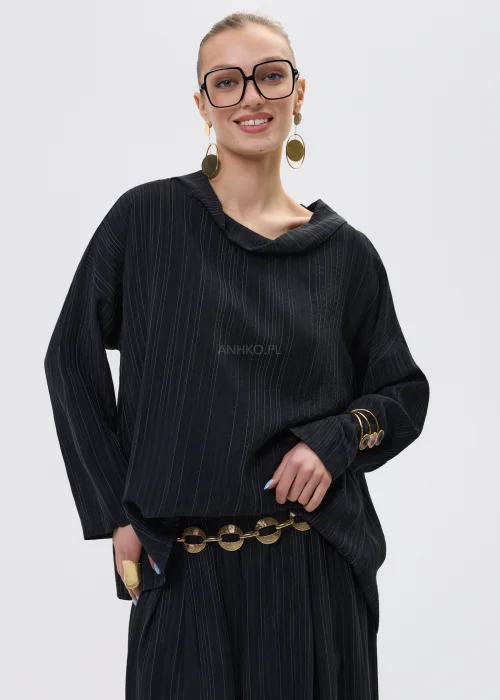 Czarna bluzka damska w delikatny prążek z luźnym krojem i szerokim dekoltem typu komin, w eleganckiej stylizacji z biżuterią.