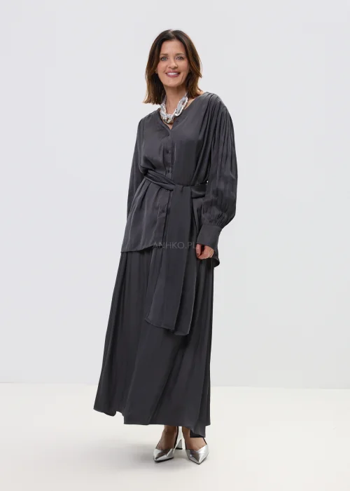 Elegancki komplet damski w grafitowym kolorze z luźną bluzką z wiązaniem i długą, lejącą spódnicą, o zwiewnym fasonie i minimalistycznym stylu.