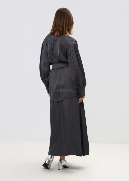 Elegancki komplet damski w grafitowym kolorze z luźną bluzką z wiązaniem i długą, lejącą spódnicą, o zwiewnym fasonie i minimalistycznym stylu.