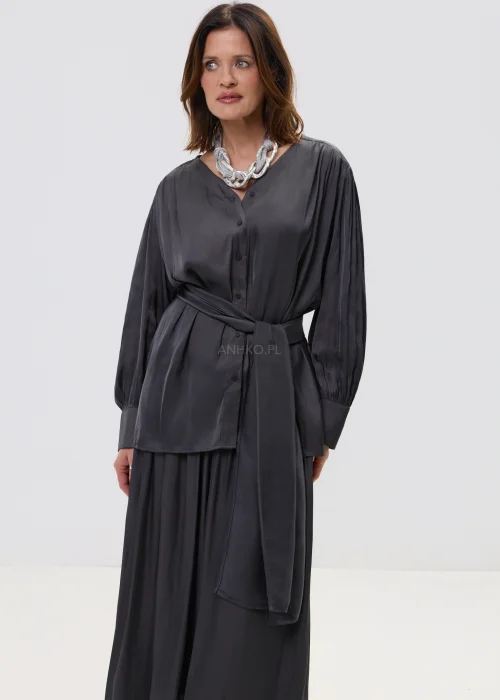 Elegancki komplet damski w grafitowym kolorze z luźną bluzką z wiązaniem i długą, lejącą spódnicą, o zwiewnym fasonie i minimalistycznym stylu.