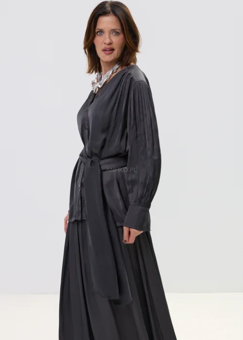 Elegancki komplet damski w grafitowym kolorze z luźną bluzką z wiązaniem i długą, lejącą spódnicą, o zwiewnym fasonie i minimalistycznym stylu.