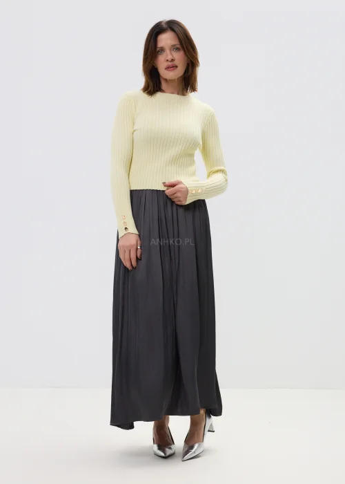 Elegancki komplet damski w grafitowym kolorze z luźną bluzką z wiązaniem i długą, lejącą spódnicą, o zwiewnym fasonie i minimalistycznym stylu.