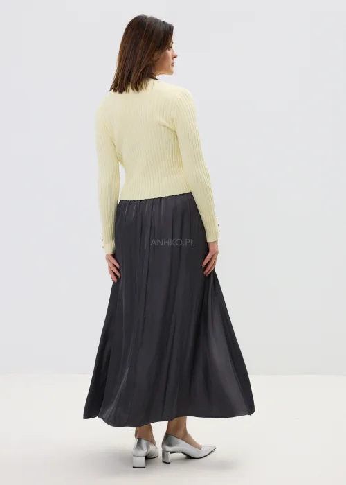 Elegancki komplet damski w grafitowym kolorze z luźną bluzką z wiązaniem i długą, lejącą spódnicą, o zwiewnym fasonie i minimalistycznym stylu.