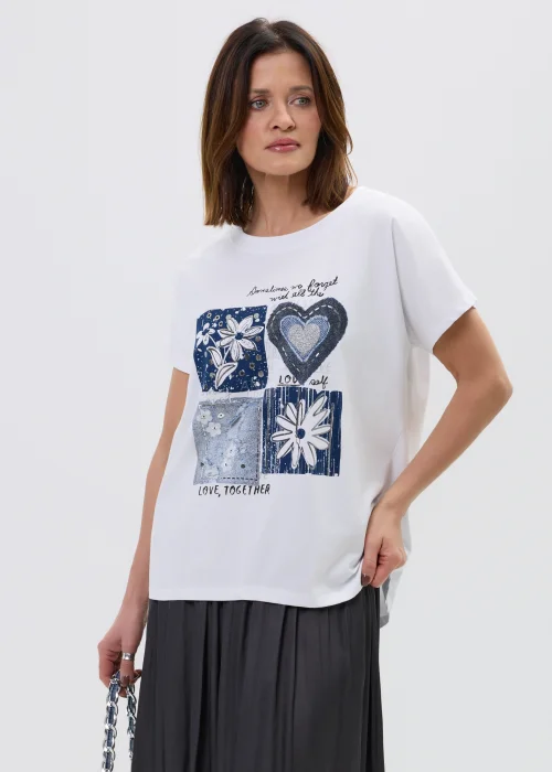 Biała koszulka damska z nadrukiem w odcieniach niebieskiego i sercem, o luźnym kroju, w stylizacji casual.