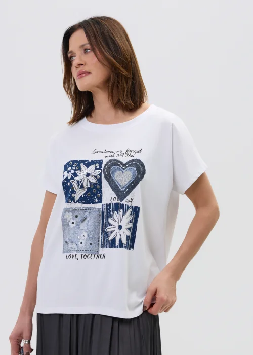 Biała koszulka damska z nadrukiem w odcieniach niebieskiego i sercem, o luźnym kroju, w stylizacji casual.