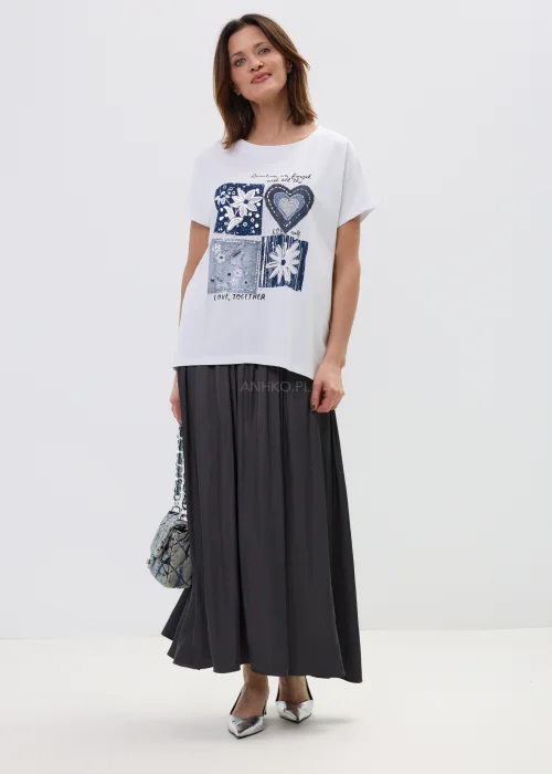 Biała koszulka damska z nadrukiem w odcieniach niebieskiego i sercem, o luźnym kroju, w stylizacji casual.