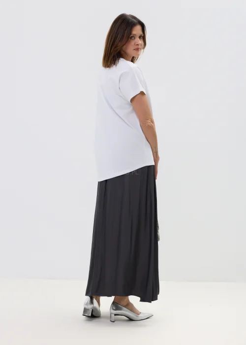 Biała koszulka damska z nadrukiem w odcieniach niebieskiego i sercem, o luźnym kroju, w stylizacji casual.