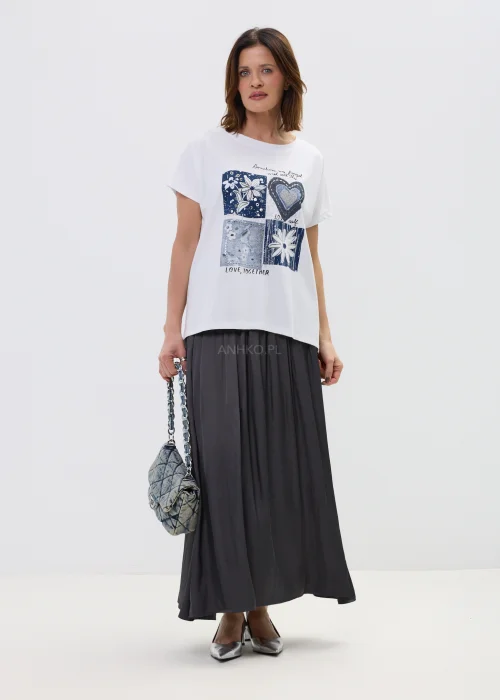 Biała koszulka damska z nadrukiem w odcieniach niebieskiego i sercem, o luźnym kroju, w stylizacji casual.