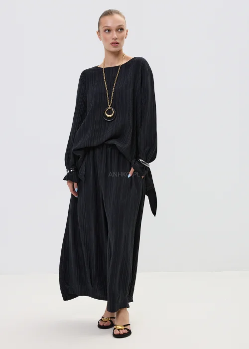 Czarna bluzka damska w delikatne pionowe prążki, o luźnym kroju z długim rękawem i szerokim dekoltem.