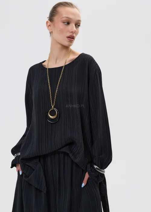 Czarna bluzka damska w delikatne pionowe prążki, o luźnym kroju z długim rękawem i szerokim dekoltem.