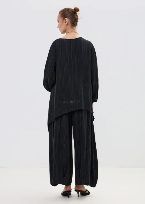 Czarna bluzka damska w delikatne pionowe prążki, o luźnym kroju z długim rękawem i szerokim dekoltem.