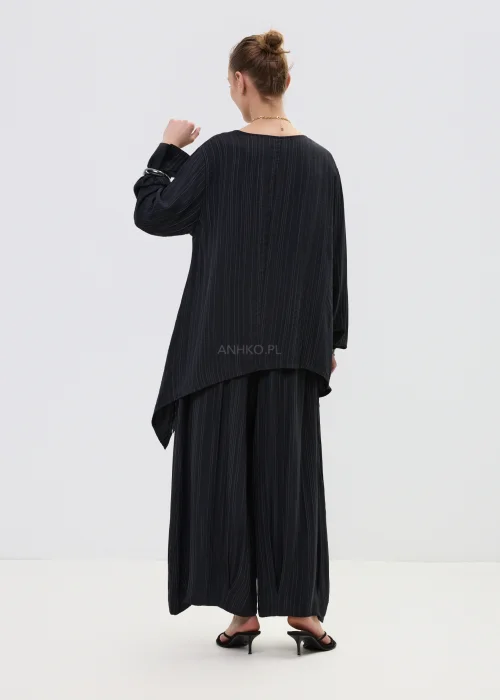 Czarna bluzka damska w delikatne pionowe prążki, o luźnym kroju z długim rękawem i szerokim dekoltem.