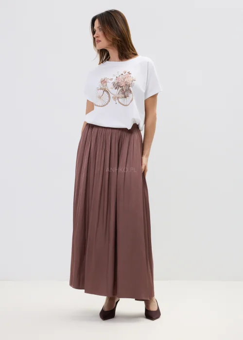 Komplet damski w kolorze ciepłego brązu, składający się z bluzki z długim rękawem i spódnicy maxi, o lejącym materiale i eleganckim, swobodnym kroju.