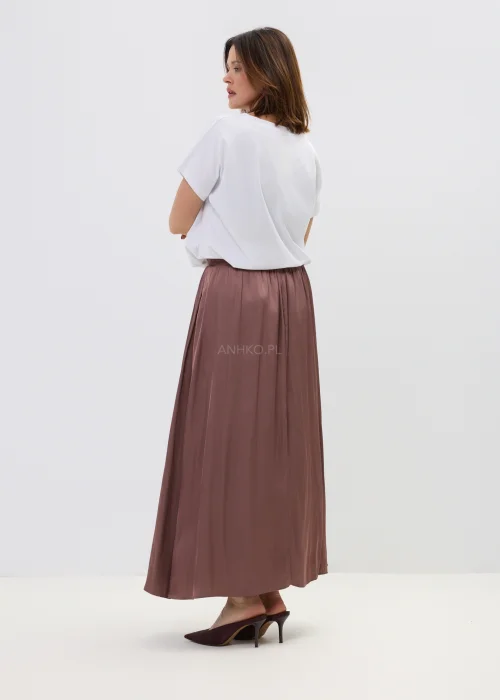 Komplet damski w kolorze ciepłego brązu, składający się z bluzki z długim rękawem i spódnicy maxi, o lejącym materiale i eleganckim, swobodnym kroju.