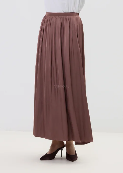 Komplet damski w kolorze ciepłego brązu, składający się z bluzki z długim rękawem i spódnicy maxi, o lejącym materiale i eleganckim, swobodnym kroju.