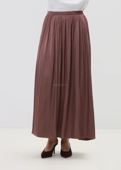 Komplet damski w kolorze ciepłego brązu, składający się z bluzki z długim rękawem i spódnicy maxi, o lejącym materiale i eleganckim, swobodnym kroju.