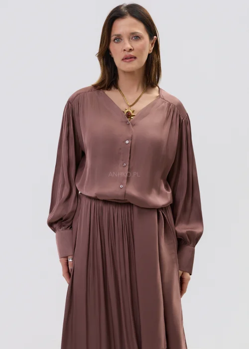 513.jpgKomplet damski w kolorze ciepłego brązu, składający się z bluzki z długim rękawem i spódnicy maxi, o lejącym materiale i eleganckim, swobodnym kroju.