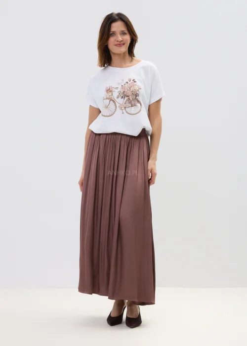 Biała bluzka damska z krótkim rękawem i nadrukiem roweru z kwiatami, luźny fason, casualowa stylizacja.