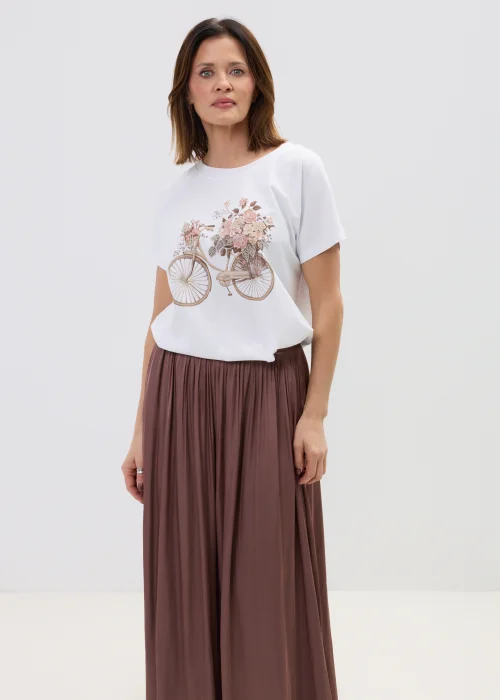 Biała bluzka damska z krótkim rękawem i nadrukiem roweru z kwiatami, luźny fason, casualowa stylizacja.