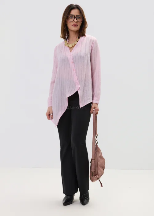 Różowa koszula damska z długim rękawem i guzikami, asymetryczny dół, lekki materiał, elegancko-casualowa stylizacja.
