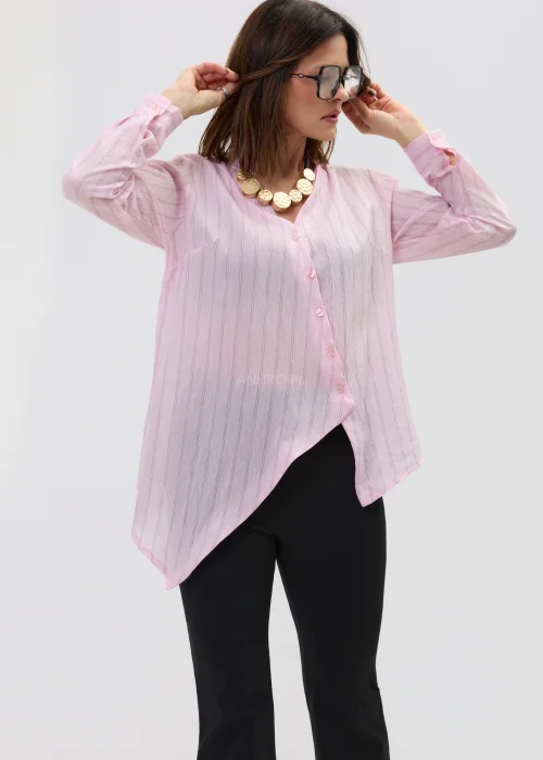 Różowa koszula damska z długim rękawem i guzikami, asymetryczny dół, lekki materiał, elegancko-casualowa stylizacja.