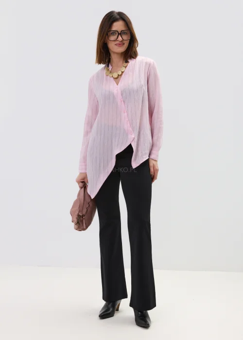 Różowa koszula damska z długim rękawem i guzikami, asymetryczny dół, lekki materiał, elegancko-casualowa stylizacja.