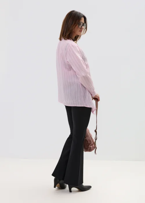 Różowa koszula damska z długim rękawem i guzikami, asymetryczny dół, lekki materiał, elegancko-casualowa stylizacja.