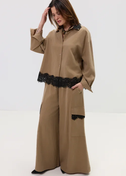 Koszula oversize w kolorze brązowym z czarną koronką przy kołnierzu i dole, o luźnym kroju z długim rękawem.